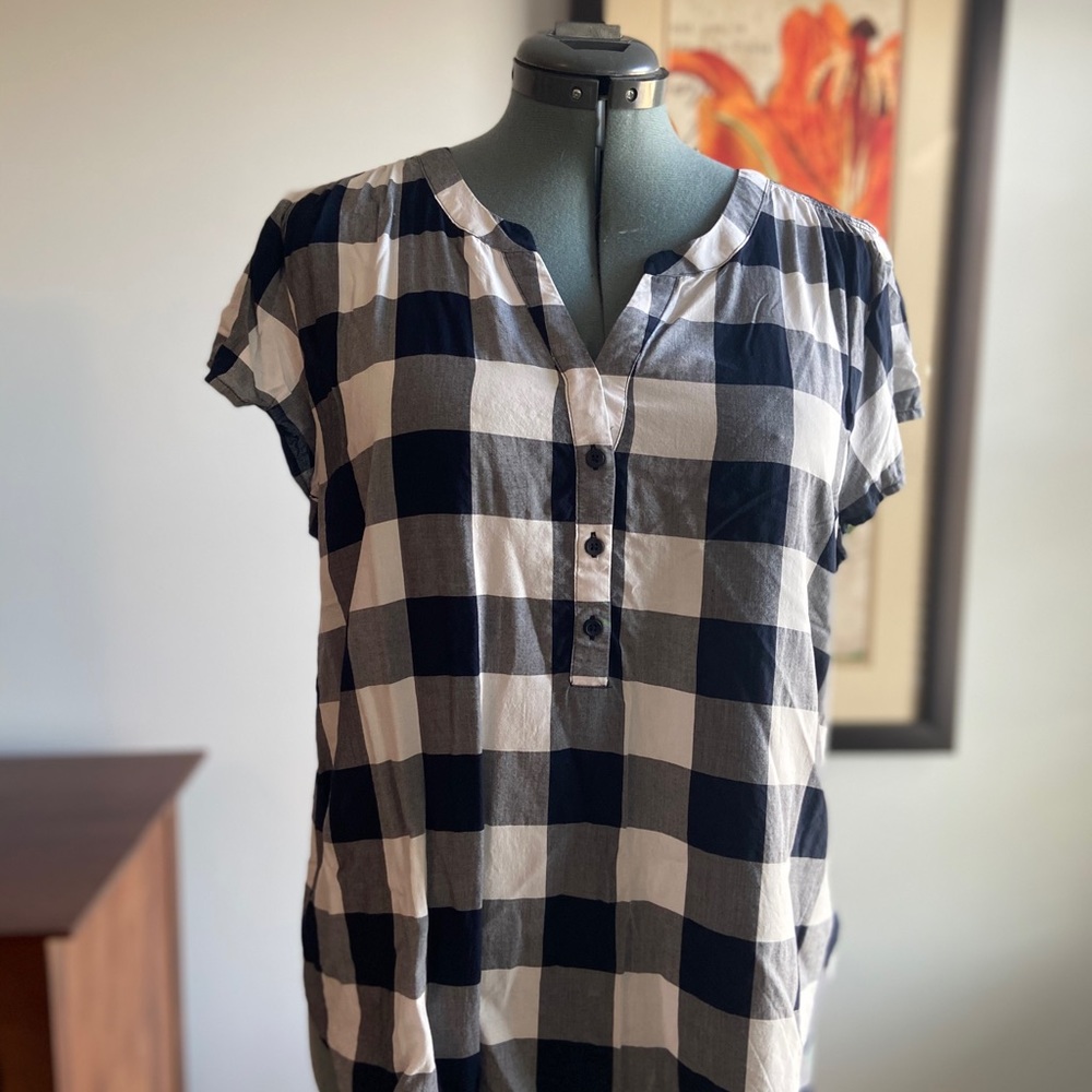 Casual black and white top